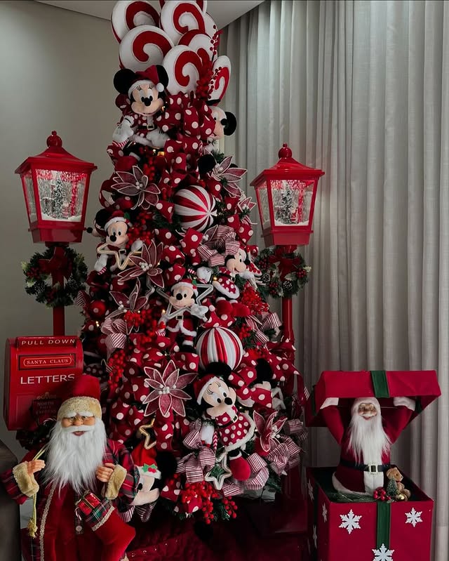 Árvore de Natal + Decoração 360º Disney Inclusa - 2,10 Metros
