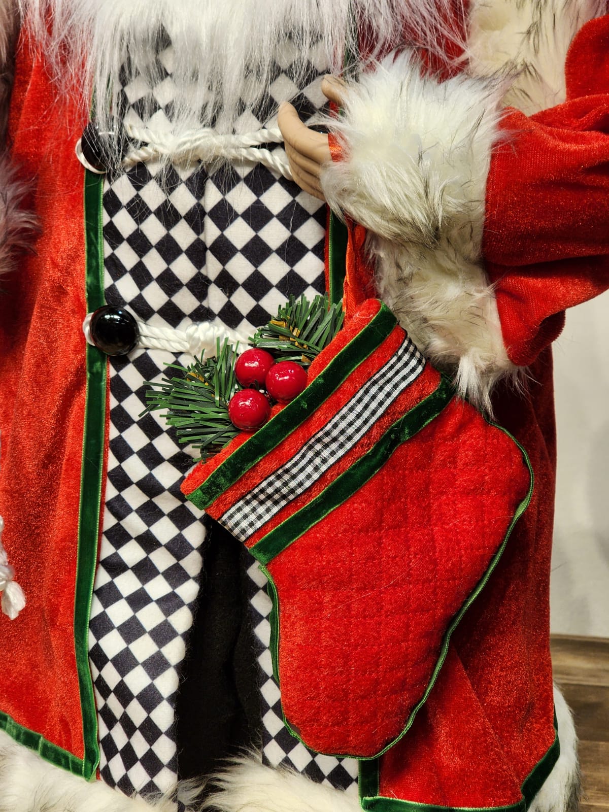 PAPAI NOEL EM PÉ VERMELHO, BRANCO E PRETO 80CM